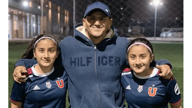 Humberto Suazo siempre acompaña a sus hijas en los entrenamientos.