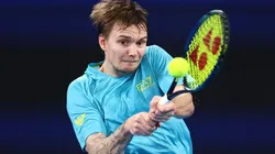 Alexander Bublik comenzó a calentar la serie de Copa Davis ante Chile.