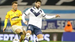Hinchas de Vélez celebran la partida de De Los Santos a Colo Colo.