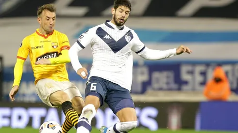 Hinchas de Vélez celebran la partida de De Los Santos a Colo Colo.