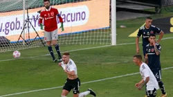 Gil anotándole a De Paul, ahora compañero en Colo Colo.