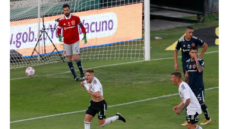 Gil anotándole a De Paul, ahora compañero en Colo Colo.