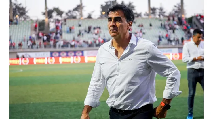 Gustavo Quinteros vuelve a pedir apuro en los refuerzos en Colo Colo.