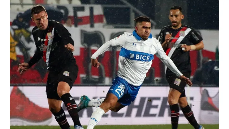 Universidad Católica goleó en la primera jornada a Everton.