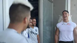 Sammis Reyes bromeando con los jugadores de la U. de Chile.