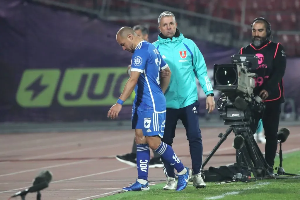 Marcelo Díaz retirándose del campo de juego del Estadio Nacional | FOTO: Jonnathan Oyarzun/Photosport