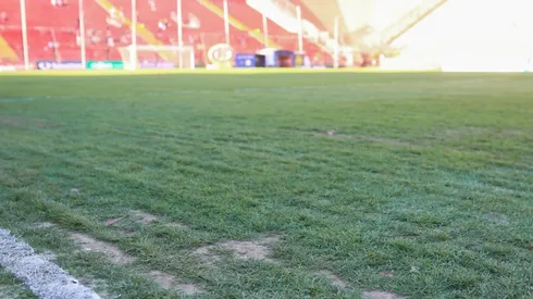 El estado de la cancha del Santa Laura no es el óptimo para el juego.