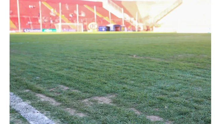 El estado de la cancha del Santa Laura no es el óptimo para el juego.