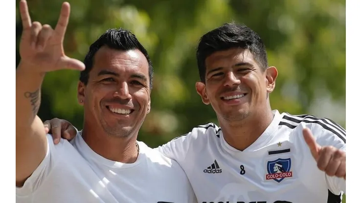 Esteban Paredes comparte con el capitán de Colo Colo Esteban Pavez.