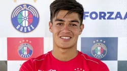 Tapia posando con la indumentaria del conjunto itálico.