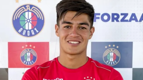 Tapia posando con la indumentaria del conjunto itálico.