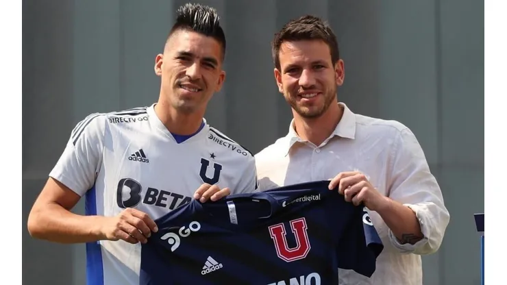El delantero ha ido variando en su mohicano desde que arribó a Chile.