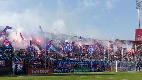 Los hinchas de Universidad de Chile esperan sus tickets para Santa Laura.