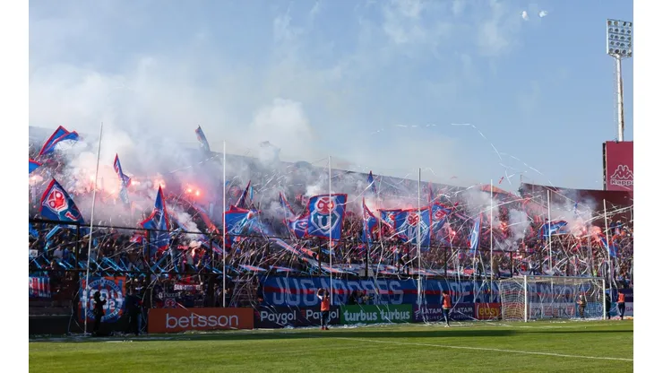 Los hinchas de Universidad de Chile esperan sus tickets para Santa Laura.