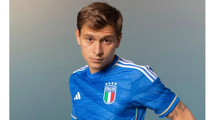 Nicolo Barella luce la nueva camiseta de Italia