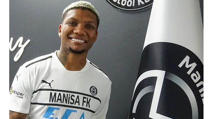 Junior Fernandes firma por el Manisa FK y suma al tercer equipo de su carrera en el fútbol turco