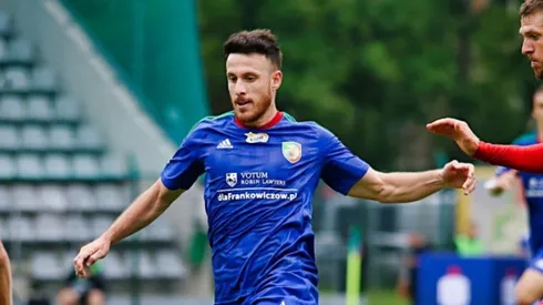 Henríquez vuelve a hacer noticia en Polonia.