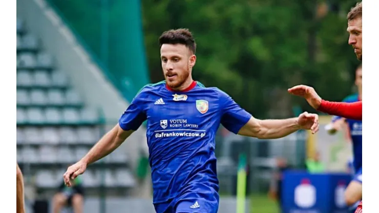 Henríquez vuelve a hacer noticia en Polonia.