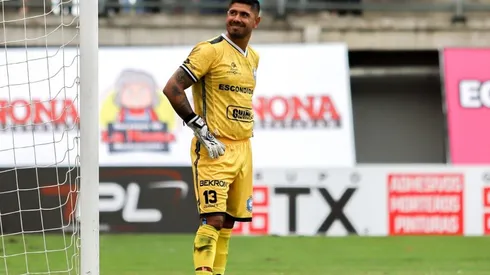 Mono Sánchez se ve en el arco de la Selección Chilena.