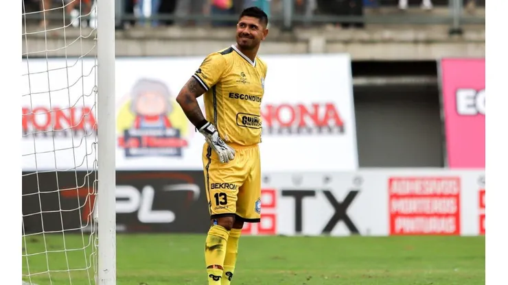 Mono Sánchez se ve en el arco de la Selección Chilena.