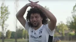 La curiosa celebración sacó risas entre sus compañeros.