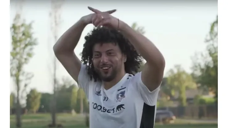 La curiosa celebración sacó risas entre sus compañeros.
