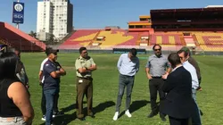 Las autoridades del fútbol chileno visitando el estadio Santa Laura.