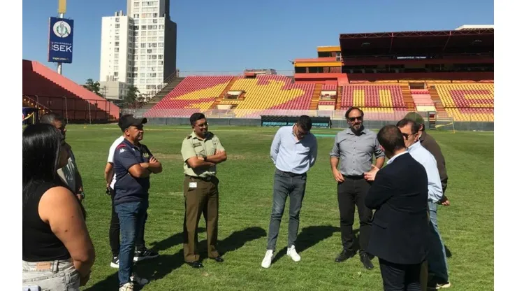 Las autoridades del fútbol chileno visitando el estadio Santa Laura.