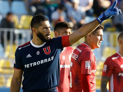 Johnny Herrera llena de flores a juvenil crack de la U