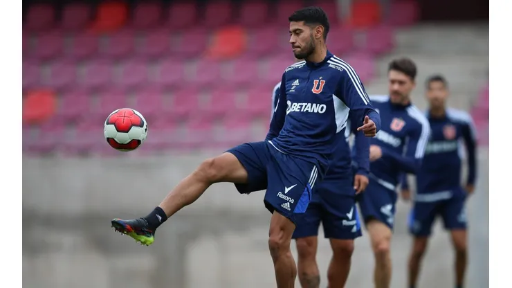 Emmanuel Ojeda aparece finalmente como titular en Universidad de Chile.