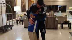 Cristóbal Campos cumple sueño de pequeño admirador y lo invita a jugar PlayStation en el hotel