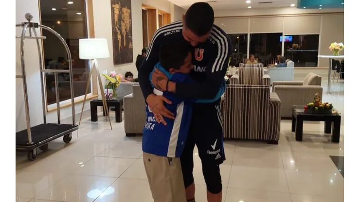 Cristóbal Campos cumple sueño de pequeño admirador y lo invita a jugar PlayStation en el hotel
