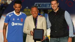 Universidad de Chile aprovechó la visita de Russo para darle un regalo.