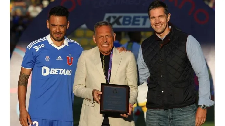 Universidad de Chile aprovechó la visita de Russo para darle un regalo.