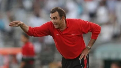 Dabrowski mira con extrañeza la partida de Lucero.