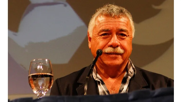 Caszely sin piedad contra el Gato Lucero.