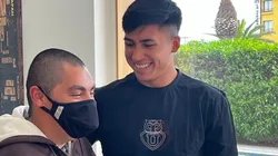 José Castró atendió a los hinchas en el hotel de concentración.