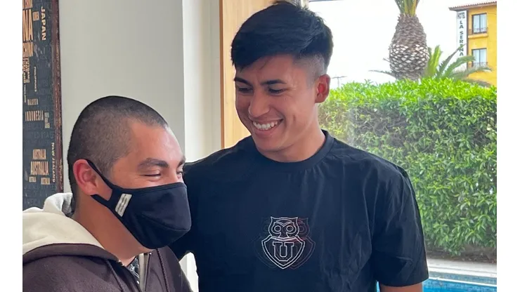 José Castró atendió a los hinchas en el hotel de concentración.