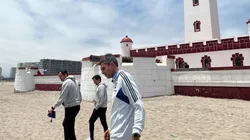 El entrenador caminó por la zona de El Faro con sus colaboradores.
