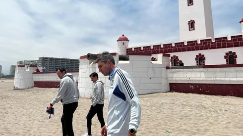 El entrenador caminó por la zona de El Faro con sus colaboradores.