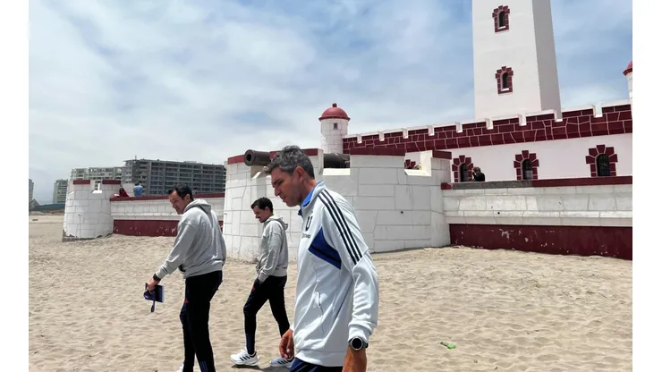 El entrenador caminó por la zona de El Faro con sus colaboradores.
