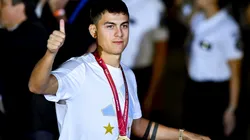 Dybala dona su medalla de campeón Mundial