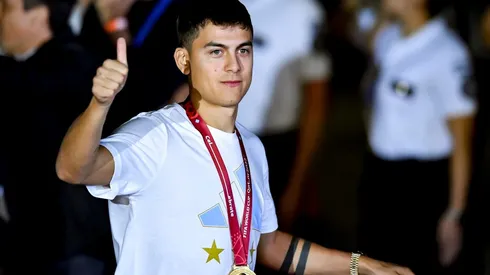 Dybala dona su medalla de campeón Mundial