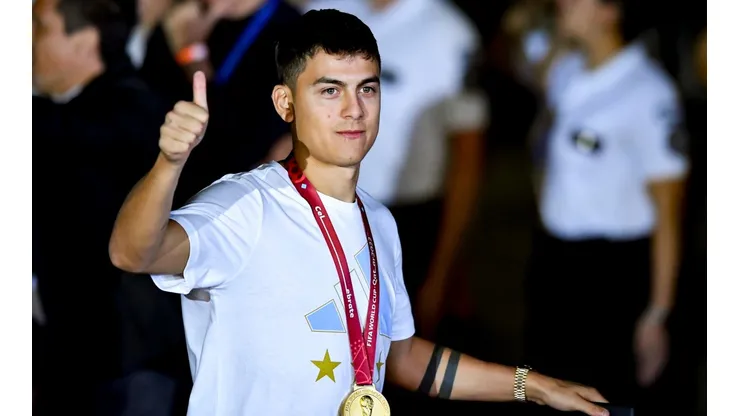 Dybala dona su medalla de campeón Mundial
