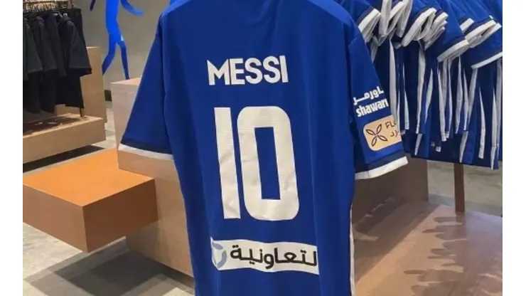 ¿Messi a Arabia? La particular camiseta de equipo rival de Cristiano Ronaldo que se vende con nombre del argentino