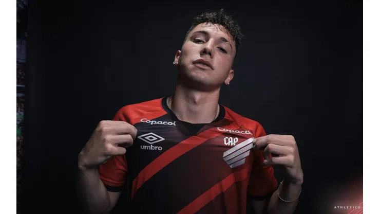 Luciano Arriagada es presentado en Athletico Paranense tras su paso por Colo Colo.