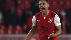 Benegas se acerca al Cacique.