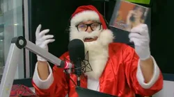 Viejo pascuero lleva particular regalo al Mago Valdivia y también recuerda a Guarello en Los Tenores