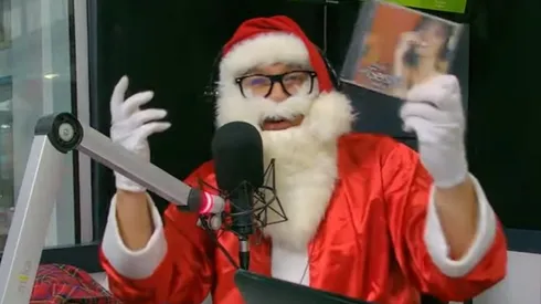 Viejo pascuero lleva particular regalo al Mago Valdivia y también recuerda a Guarello en Los Tenores