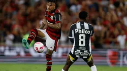 ¿Aló, Colo Colo? Pulgar exhibe camiseta alba.